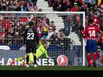 El portero del Levante Oier Olazábal intenta detener sin éxito el disparo de penalti del francés del Atlético de Madrid Antoine Griezmann (EFE/Rodrigo Jiménez)