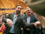 El líder de Vox, Santiago Abascal, y el fundador del partido, Ortega Lara, saludan en el Auditorio de Zaragoza