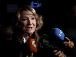 La expresidenta de la Comunidad de Madrid, Esperanza Aguirre, hace unas declaraciones a su llegada a la segunda jornada de la Convención Nacional del Partido Popular