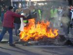 Fotografía de taxistas quemando contenedores en Fitur.