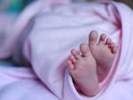 Fotografía de un bebé recién nacido.