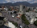 Opositores venezolanos marchan contra el gobierno de Nicolás Maduro, este sábado en Caracas (Venezuela). EFE/ Miguel Gutiérrez