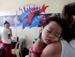 Niños enfermos de sarampión reciben tratamiento en un hospital público, este jueves, en Manila, Filipinas (EFE/ Francis R. Malasig)
