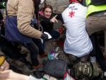 Médicos curan a un manifestante del movimiento 'chalecos amarillos' después de ser gravemente herido en la mano (EFE/EPA/CHRISTOPHE PETIT)