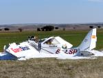 Estado en el que ha quedado la avioneta que se ha estrellado este domingo en el aeródromo La Nava (EFE/ Pablo Martin)