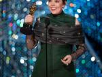 Olivia Colman acepta el Óscar a la mejor actriz por su papel en "La favorita"