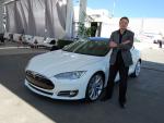 Fotografía de Elon Musk en la fábrica de Tesla.