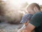 La baja de paternidad también ayudaría a acortar la brecha salarial / Pixabay
