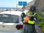 La guardia civil, del Subsector de Tráfico, tuvo que dar el biberón al niño (Foto: GC)