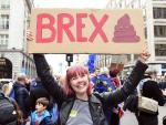 Una mujer sostiene una pancarta mientras la gente asiste a la marcha para exigir otro referéndum sobre el acuerdo final del Brexit. (EFE / EPA / FACUNDO ARRIZABALAGA)