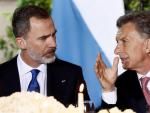 El rey Felipe VI y el presidente de Argentina, Mauricio Macri (d), durante la cena de gala