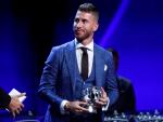 Sergio Ramos recibe el trofeo al mejor defensa de la pasada temporada de la Liga de Campeones