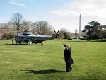 El presidente de los Estados Unidos, Donald J. Trump, saluda en el Jardín Sur de la Casa Blanca, antes de abordar el Marine One, en Washington, DC ( EFE/ Michael Reynolds).