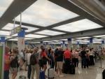 Turistas hacen cola en el aeropuerto de Palma