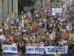Centenares de vecinos protestan por los pisos turísticos del barrio de la Barceloneta