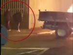 Un fotograma del vídeo distribuido por la policía muestra a los dos sospechosos. /EFE/EPA/PSNI