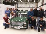 Un grupo de trabajadores de la fábrica ha invertido más de 1.200 horas de trabajo para recuperar el histórico coche. / VOLKSWAGEN NAVARRA