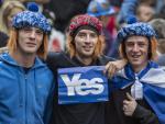 Tres escoceses partidarios al voto a favor de la independencia en 2014. | EFE