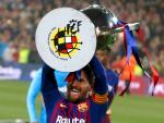 El delantero argentino del FC Barcelona, Leo Messi, levanta el trofeo que les acredita campeones de Liga. EFE/Quique García.