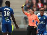 La árbitro Stephanie Frappart saca tarjeta a Ibrahima Sissoko (L) del Estrasburgo en Amiens. /EFE/EPA/CHRISTOPHE PETIT TESSON