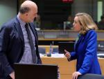 El comisario europeo de Economía y Finanzas, Pierre Moscovici (izq), conversa con la ministra de Economía española, Nadia Calviño, a su llegada a la reunión de ministros de Economía y Finanzas de la UE este martes en Bruselas (Bélgica)