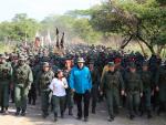 Fotografía cedida por el prensa de Miraflores que muestra al presidente de Venezuela, Nicolás Maduro (c), mientras camina junto a miembros del alto mando de las Fuerzas Armadas. /EFE