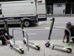 Dos policías realizan mediciones antes de retirar los patinetes de las calles de Valencia / EFE