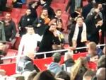 Captura de aficionados del Valencia haciendo el saludo nazi. / @tmorrissyswan