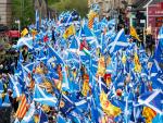 Miles de personas marchan en Glasgow para exigir otro referéndum. /EFE/EPA/Robert Perry