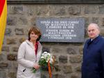 La ministra de Justicia, Dolores Delgado, depositó este domingo un ramo de flores ante una placa de recuerdo a los españoles que fallecieron en Mauthausen. /EFE