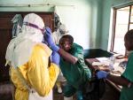 Fotografía cedida por UNICEF, que muestra a trabajadores mientras se preparan para tratar a varios pacientes por ébola en el Hospital de Bikoro, en Congo (EFE/ Mark Naftalin)