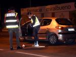 Fotografía de agentes de la Policía Científica examinan el vehículo en el que un hombre trató de degollar a una mujer en Zaragoza.
