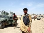 Agentes de las fuerzas de seguridad afganas patrullan y montan guardia, este viernes, en Helmand (Afganistán). /EFE/ Watan Yar