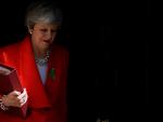 La primera ministra británica, Theresa May, sale de su residencia para dirigirse a la sesión de control en el Parlamento el pasado miércoles. /EFE/ Neil Hall