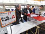 Un funcionario colocan la identificación de una mesa en un colegio electoral de Vitoria, minutos antes de constituirse las mesas / EFE