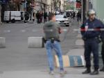 Las fuerzas de seguridad vigilan un perímetro de seguridad en la zona donde tuvo lugar la explosión, en Lyon. /EFE/EPA/ALEX MARTIN