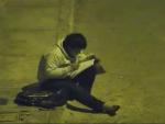 Fotografía de Víctor Angulo, niño peruano que estudiaba en la calle por no tener electricidad.