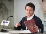 Valls ofrece sus votos a Colau para ser alcaldesa