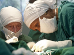 Fotografía de Mamitu Gashe (derecha) durante una operación.