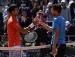 Dominic Thiem saluda a Novak Djokovic tras disputar la semi final de Roland Garros en Paris. /EFE/EPA/JULIEN DE ROSA