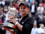 Ashleigh Barty posa con su trofeo de ganadora de Roland Garros en Paris. /EFE/EPA/YOAN VALAT