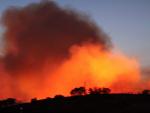 Vista de las llamas producidas por incendio forestal en la localidad toledana de Almorox. EFE / Ángeles Visdómine