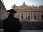 Un sacerdote observa la Basílica de San Pedro. FOTO: Christopher Furlong/Getty Images