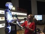 Una informadora con un robot que interactúa con los humanos.