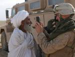 Un sargento de EEUU registra información biométrica de un afgano en la provincia de Helmand, el 15 de febrero de 2010. /US. Dod