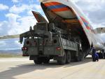 Aviones de carga militares rusos con parte del sistema ruso de misiles antiaéreos S-400 en la base aérea de Akincilar en Ankara. /EFE