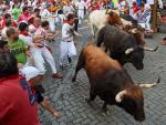 Los toros de la ganadería de La Palmosilla, de Tarifa (Cádiz), a su paso por el tramo de Telefónica, durante el séptimo encierro de los Sanfermines 2019. /EFE/Daniel Fernández