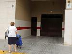 Vista de la entrada al garaje del domicilio en la que ha sido asesinada la mujer de 47 años. /EFE