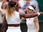Simona Halep saluda en la red a Serena Williams tras la final femenina de Wimbledon. /EFE/EPA/WILL OLIVER