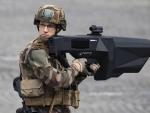 Un soldado francés demuestra el rifle NEROD F5 anti drone. /EFE